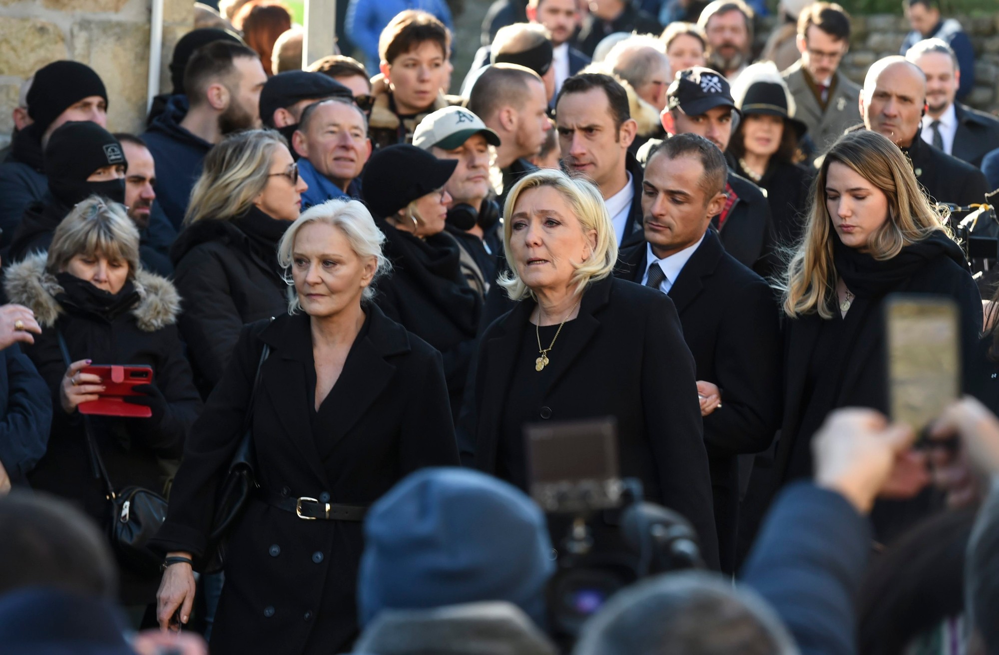 Marine Le Penová (vpravo) a jej sestra Marie-Caroline Le Penová. 