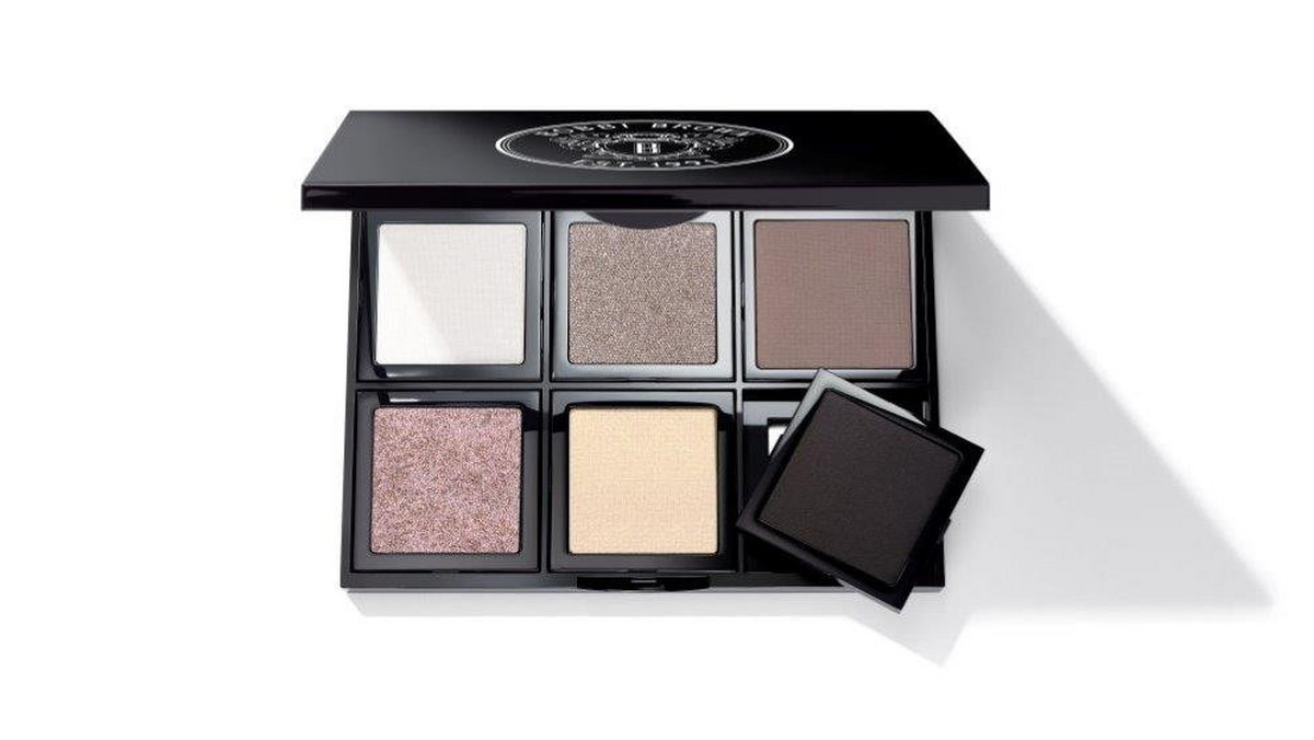 Bobbi Brown ponownie oferuje swoim klientkom palety do makijażu Customizable Palettes, które umożliwiają wygodne i błyskawiczne poprawienie make upu, bez względu na czas i miejsce. Doskonałe dla kobiet zapracowanych i aktywnych. Doskonałe zarówno dla dbające o szczegół perfekcjonistk, jak i kobiet dobrze odnajdujących się w chaosie. Bobbi Brown Customizable Palettes ułatwia zachowanie wspaniałego wyglądu w każdej sytuacji.