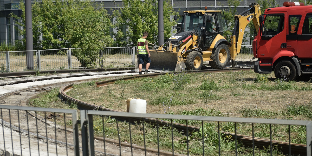 Po pięciu latach od przebudowy pętli Służewiec. Tramwajarze wymieniają nowe tory