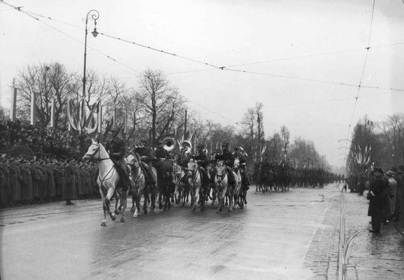 Kawalerzyści defilują ulicami Warszawy podczas Święta Niepodległości w 1937 roku