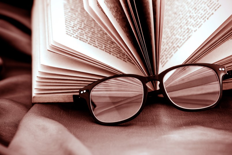 quiz wiedza ogólna książka okulary czytanie Selective,Focus,Of,The,Reading,Eyeglasses,Wiht,Opened,Book,,Dark