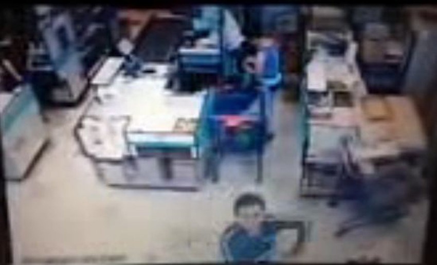 Snimak sa sigurnosne kamere na kome se vidi "srećni" dobitnik