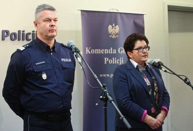 Minister spraw wewnętrznych Teresa Piotrowska (i komendant główny policji inspektor generalny Marek Działoszyński