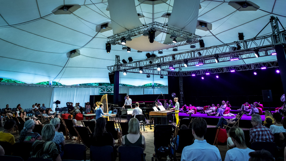 Koncert Canto ostinato (19 czerwca). Zuzanna Elster (harfa), Magdalena Kordylasińska-Pękala (marimba), Adam Kośmieja (syntezator), Karol Krasiński (wibrafon), Karol Sikora (klarnet basowy) i Martyna Zakrzewska (fortepian)