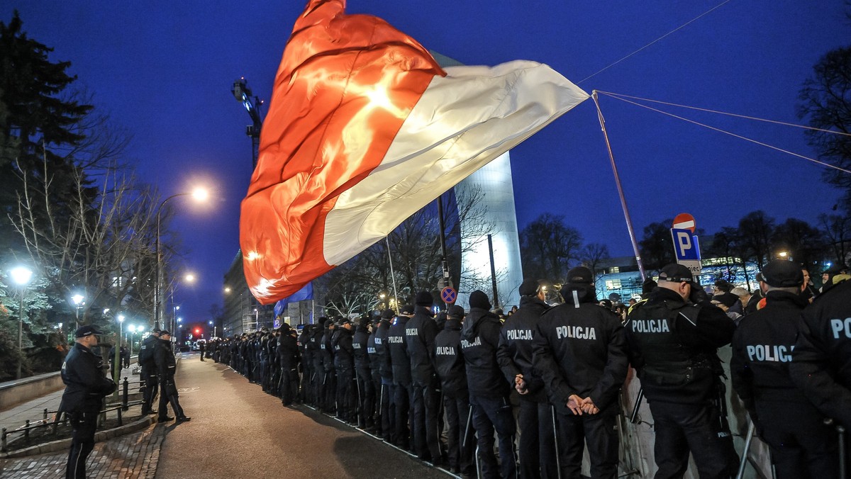 Policja ujęła cztery osoby, które obrzuciły jajkami samochody wyjeżdżające z terenu Pałacu Prezydenckiego - poinformował dziś rzecznik prasowy KSP kom. Sylwester Marczak. Jak ustaliła Polska Agencja Prasowa, samochodami wyjeżdżali pracownicy prezydenckiej kancelarii.