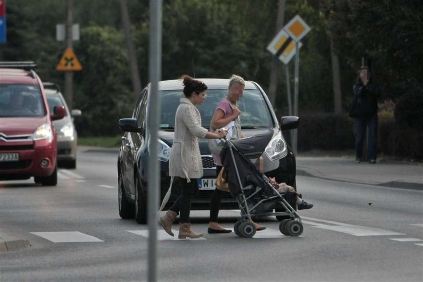 Kasia Cichopek jak zwykła mama. Bez makijażu na spacerze