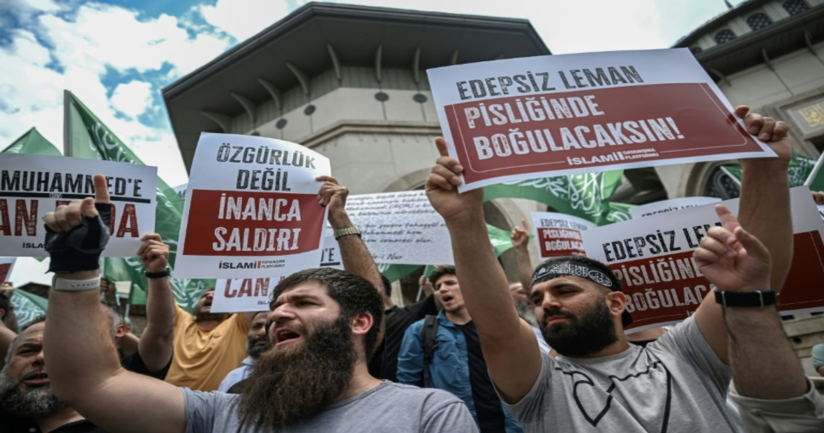 Istanbul : manifestations contre le magazine Leman accusé