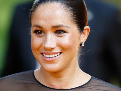 Jön Meghan Markle jótékonysági ruhakollekciója, amivel munkanélküli nőket segít