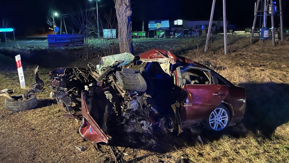 Nowy Świat. 32-latek zginął po uderzeniu autem w drzewo. Stracił panowanie