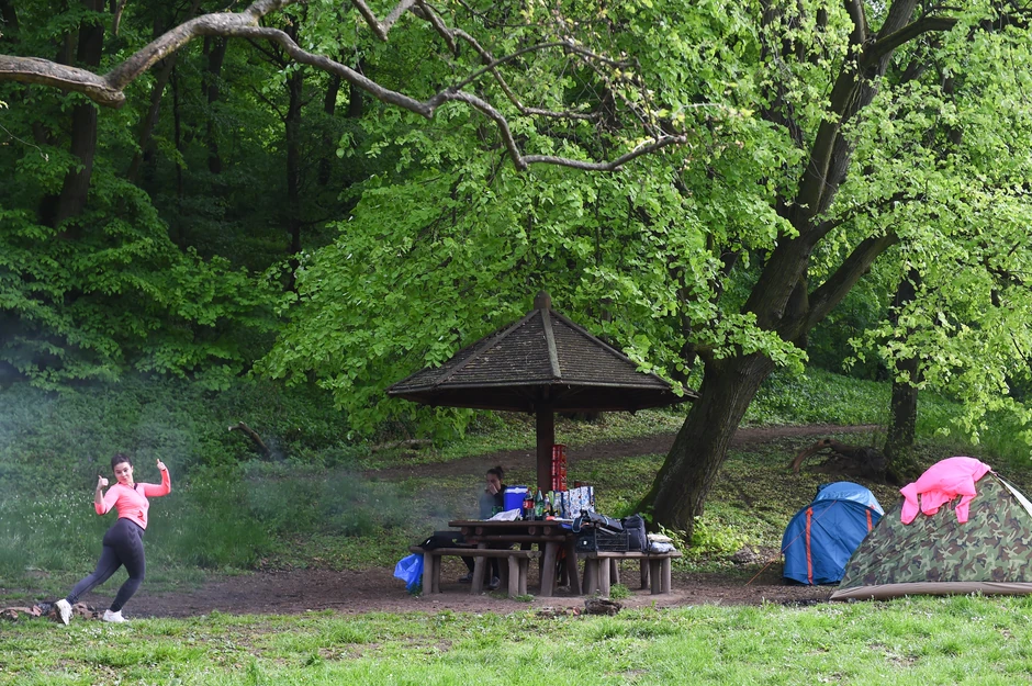 Imajući u vidu vremenske prilike, ispod "pečurke" je najsigurnije