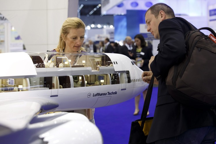 Wystawa branży lotniczej EBACE2015 w Genewie. Modele samolotów na stoisku  Lufthansa Technik
