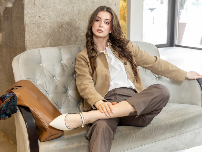 Prolećne modne kombinacije idealne i za posle posla: Majica i krop sako „Reserved“, pantalone i ogrlica „H&M“, cipele „Metro“