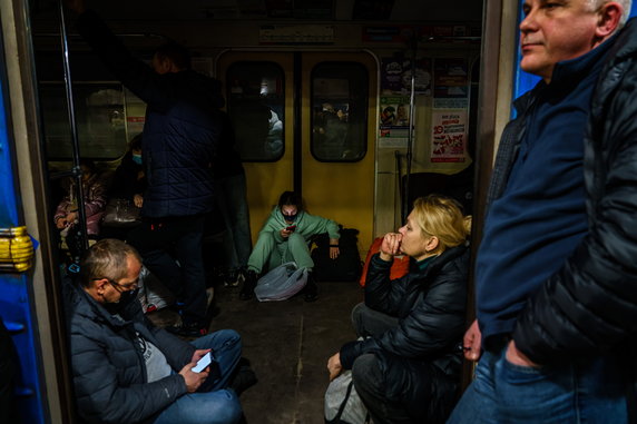 Charków, 24.02. Ludzie szukają schronienia w metrze