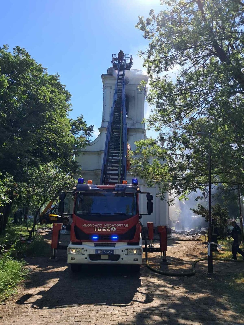 Gori crkva Rođenja Presvete Bogorodice u Botošu