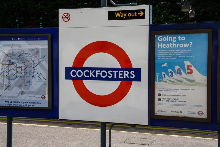 Cockfosters – część szlaku turystycznego. Przez stację prowadzi  London Outer Orbital Path w postaci tunelu dla pieszych. Jest to część 240-kilometrowy szlak pieszego poprowadzonego wokół Greater London. źródło: flickr,CC BY-NC-ND 2.0, Mabacan