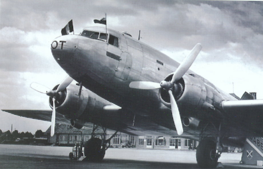 Douglas DC-2 na pokład zabierał do 17 pasażerów. Przed wojną służył jako samolot pasażerski, mający wyprzeć Fokkery F-VII. W 1935 roku na jego bazie zbudowano bombowiec Douglas DC-18 Bolo. 