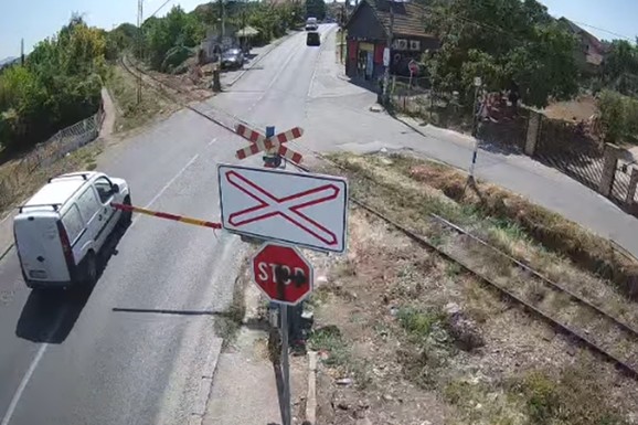 (VIDEO) SNIMLJENA JEZIVA SCENA U BEOGRADU! Zbog ove greške vozača nastaje 90 odsto NAJGORIH nesreća: Oglasile se Železnice Srbije