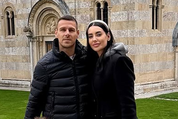 SA MUŽEM I ĆERKOM OBIŠLA SVETINJU NA KOSOVU Pevačica se emotivnim rečima oglasila iz manastira: "Pod utiskom svega što sam doživela"