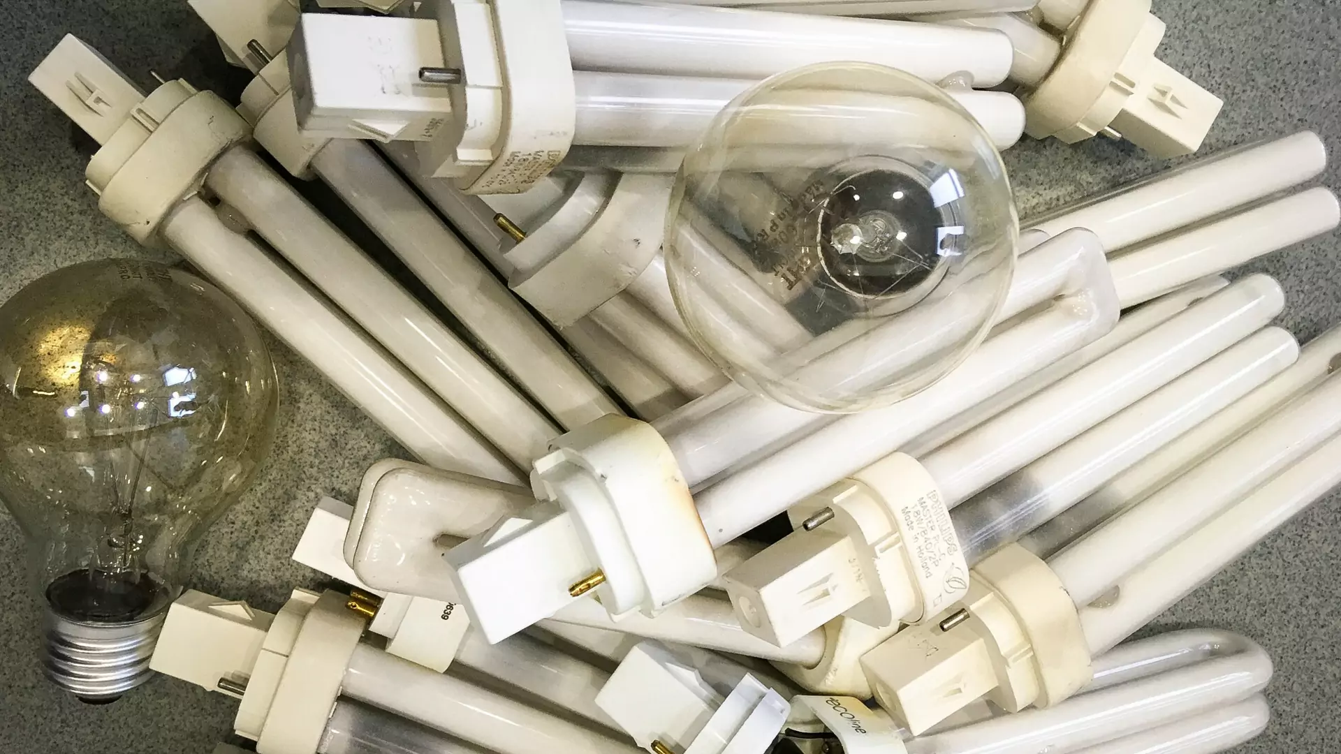 Gdzie wyrzucasz zużyte świetlówki i LED-y? Sprawdź, ile wiesz o elektrośmieciach