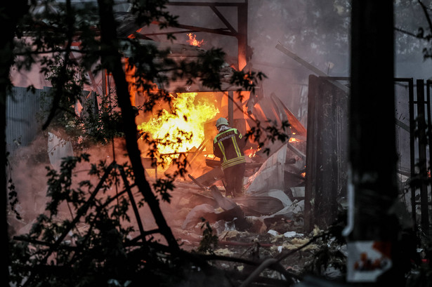 Strażacy w akcji po ataku rakietowym na Kijów