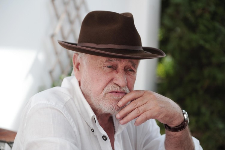 <b>Jan Nowicki</b>
<br>
<br>
Gwiazdor'Wielkiego Szu' w latach 90. wszystkie swoje oszczędności zainwestował w przemysł odzieżowy, a dokładnie w serię garniturów pod marką 'Szu'. Biznes jednak szybko upadł, a  media wyliczały, że aktor stracił aż 400 tys zł.