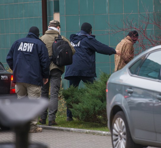 Młody mężczyzna podejrzewany o udział w walkach w Syrii - po stronie Państwa Islamskiego, został przewieziony przez funkcjonariuszy ABW do łódzkiej prokuratury apelacyjnej