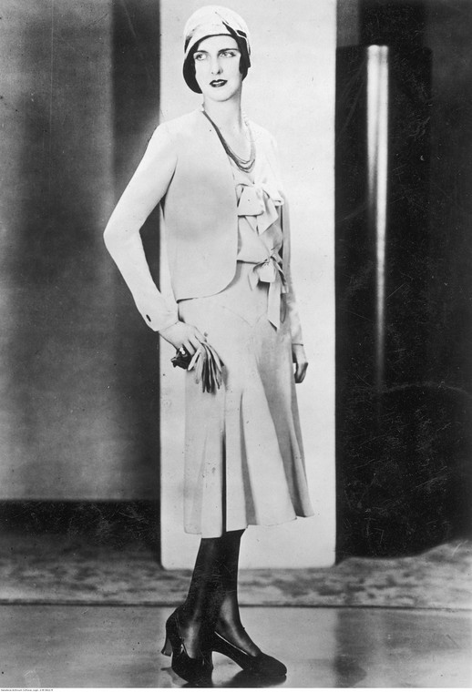 Modelka prezentuje młodzieżową sukienkę z kokardami i bolerko uszyte z jasnej krepy (1930 r.)