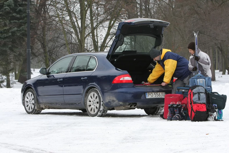 przewożenie nart w kabinie samochodu