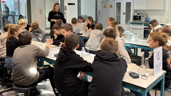 Zadaniem uczniów jest przygotowanie pracy zespołowej na temat rozwiązań przeciwdziałających emisji dwutlenku węgla i cząstek stałych do atmosfery - z uwzględnieniem najbliższego otoczenia szkoły. 
