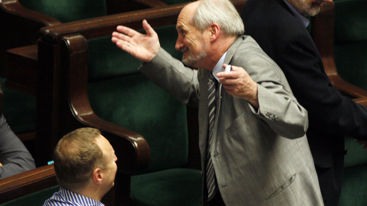 Telewizja TVN zdecydowała się pozwać Antoniego Macierewicza za jego wypowiedź z wywiadu w "Rzeczpospolitej" o "telewizjach prywatnych, które bogacą się czerpiąc z państwowej kasy, nie wypełniając zobowiązań".