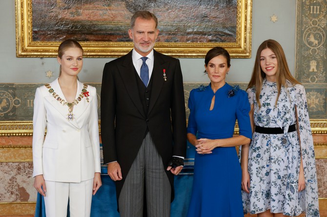 Kralj Felipe i kraljica Leticija sa ćerkama Leonor (levo) i Sofijom (desno)