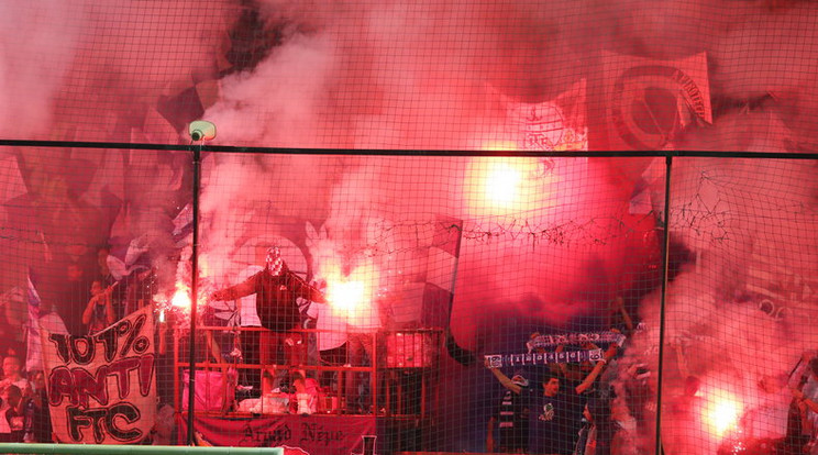  Az újpesti stadionban az ultrák mindig remek hangulatot teremtenek, de az MLSZ pénzbüntetéssel sújtja a szabályszegéseket / fotó: RAS archív