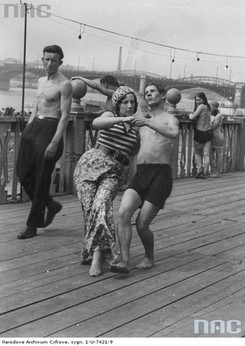 Potańcówki, przytulanki... Warszawiacy przed wojną plażowali z fasonem. ARCHIWALNE ZDJĘCIA