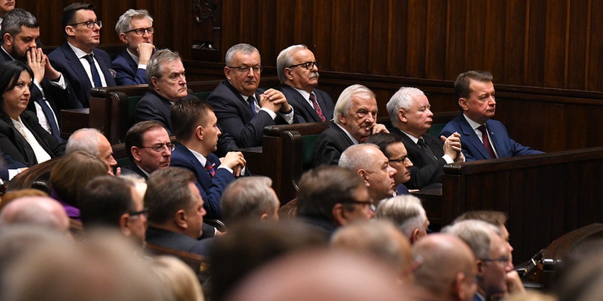 "Będę namawiać do tego, żebyśmy zagłosowali za, pod warunkiem, że będzie tam fragment o tym, że będzie obowiązywać emerytura maksymalna. Będę namawiać klub, by przyjął takie zdanie" – mówiła w czwartek Marcelina Zawisza z Razem. 