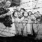 WWII. Polska. 27 stycznia 1945. Ocalałe dzieci po wyzwoleniu niemieckiego nazistowskiego obozu koncentracyjnego Auschwitz przez wojska radzieckie.