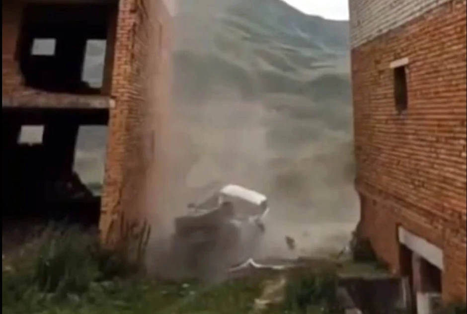 Pad automobila zbog pogrešne procene daljine i brzine