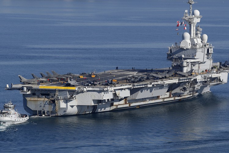 Załoga składa się łącznie 1950 marynarzy, w tym około 600 osób to obsługa lotnicza.
<br><br>  fot. EPA/SEBASTIEN NOGIER Dostawca: PAP/EPA.