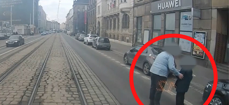 Motorniczy nagle zatrzymał tramwaj. To, co zrobił, chwyta za serce [WIDEO]