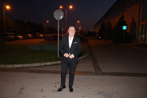 "TREBA DA SLUŠAJU MOJU GENERACIJU" Naš pevač ima dva posla, razvija biznise, a sad pecnuo mlađe kolege: "Snimaju sve i svašta, to ne valja"