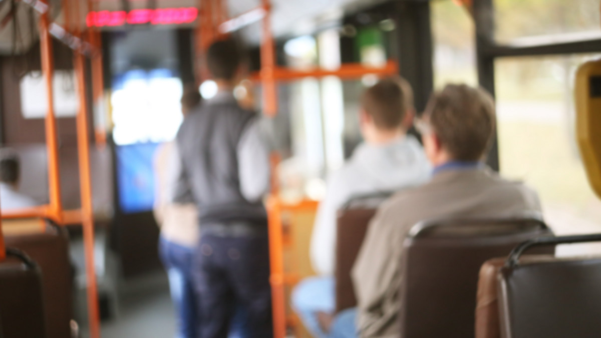 "Niejednokrotnie widziałam, jak starsze osoby w autobusie lub w tramwaju wręcz żądały ustąpienia sobie miejsca. Z tego, co wiem, to tylko w przypadku miejsc specjalnie wydzielonych istnieje obowiązek ustępowania ich dla osób uprawnionych (np. dla inwalidów, osób z dziećmi na rękach czy właśnie starszych). Czy w związku z tym starsi mają prawo żądać ustąpienia miejsca innego niż wyznaczone? Czy nie jest to wyłącznie kwestia chęci i kultury osobistej ustępującego? Z góry dziękuję za odpowiedź. Sylwia".