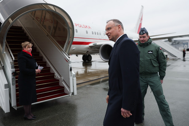 Andrzej Duda przed wejściem na pokład samolotu na lotnisku w Warszawie