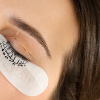 Szempillagyöngyök és ghost lashes: megőrülnek érte a fiatalok, pedig veszélyes is lehet