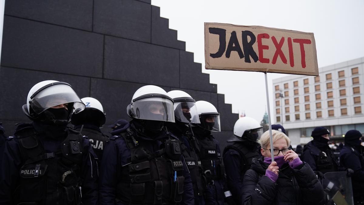 Policja pod pomnikiem smoleńskim na placu Piłsudskiego