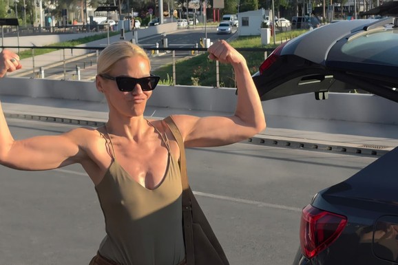 NATAŠA BEKVALAC BEZ BRUSHALTERA Sama vuče kofer na aerodromu, a evo sa kim smo je sreli: "Ne krijem partnera" (Video)