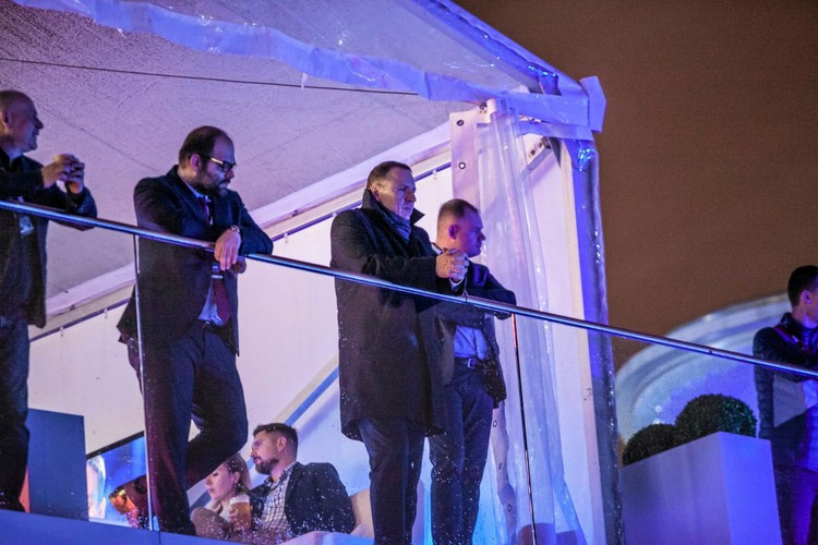 Jacek Kurski w Amfiteatrze podczas koncertu Jana Pietrzaka