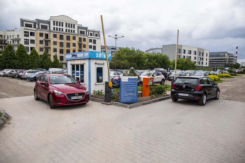 Likwidują miejsca parkingowe i każą parkować daleko