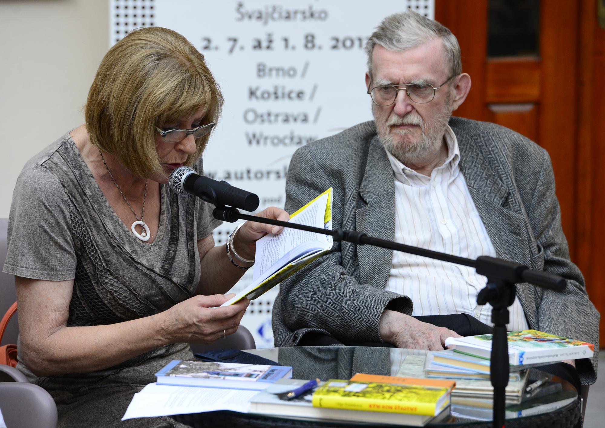 Ľubomír Feldek počúva čítanie Oľgy Feldekovej.