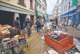 Hotele i rolnicy  pod wodą. Trochę mniej cierpi przemysł