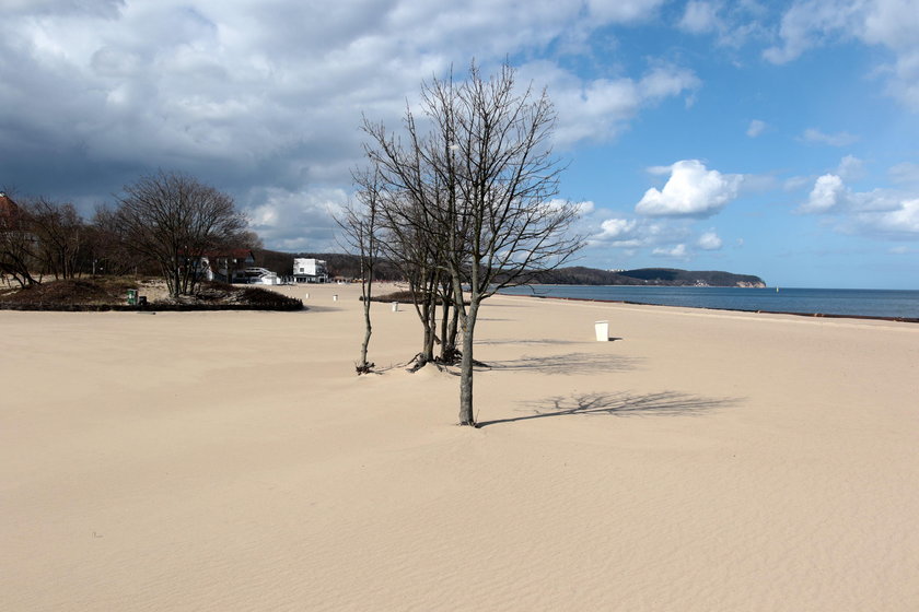 Pusta plaża w Sopocie