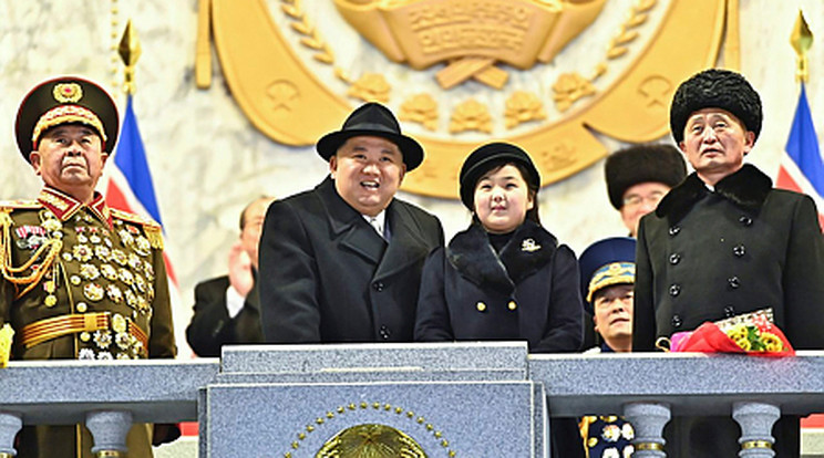  Kim Dzsongun és lánya, Kim Dzsue a dísztribünön a Koreai Néphadsereg megalakulásának 75. évfordulója alkalmából tartott katonai díszszemlén, a phenjani Kim Ir Szen téren 2023. február 8-án /Fotó: MTI/EPA/KCNA
